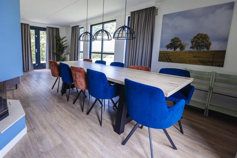 interieur vakantiehuis eettafel
